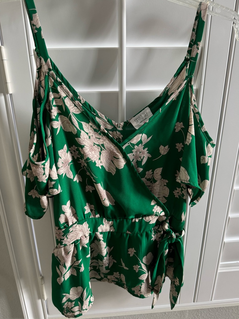 Women’s Sienna Sky size M green floral spaghetti strap cold shoulder blouse top